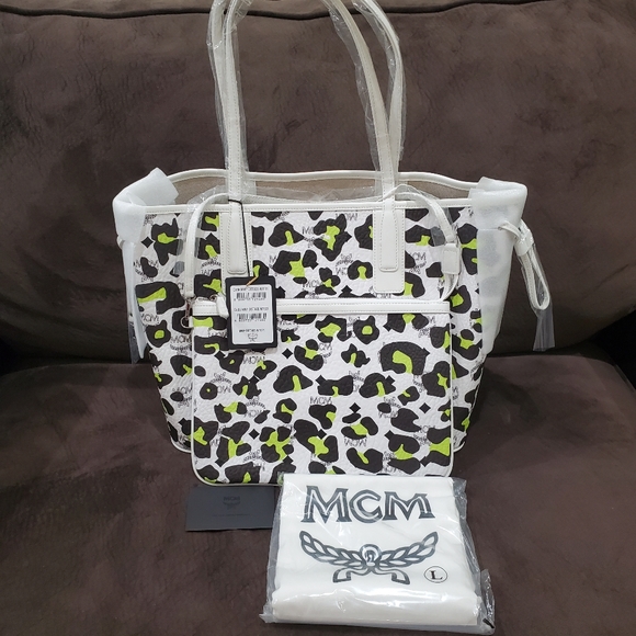 MCM White Leopard Visetos Leather shopper WITH POUCH - Picture 9 of 16